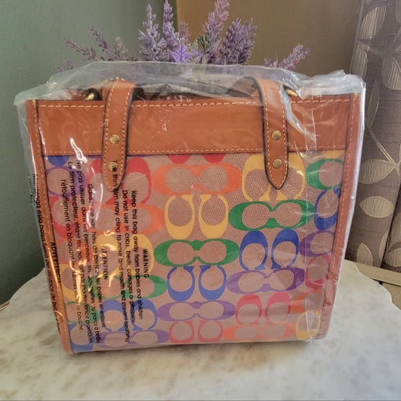 Coach Field Tote 22 in Rainbow signature canvas - Picture 9 of 14